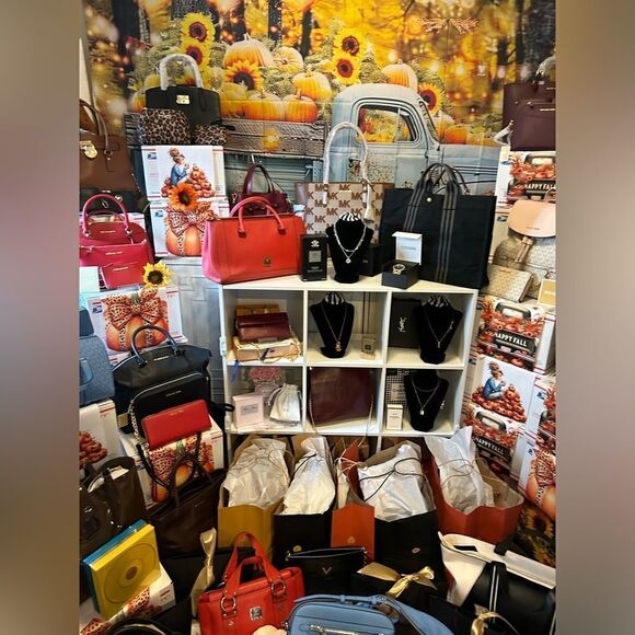 Giveaways! Tap to join We are live Steals & Deals Low starts! Giveaways!! - Picture 5 of 11